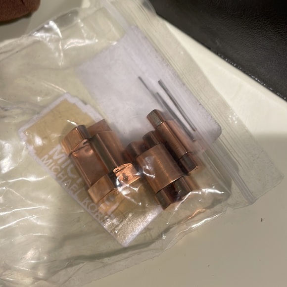 Michael Kors watch with extra links - Picture 2 of 3